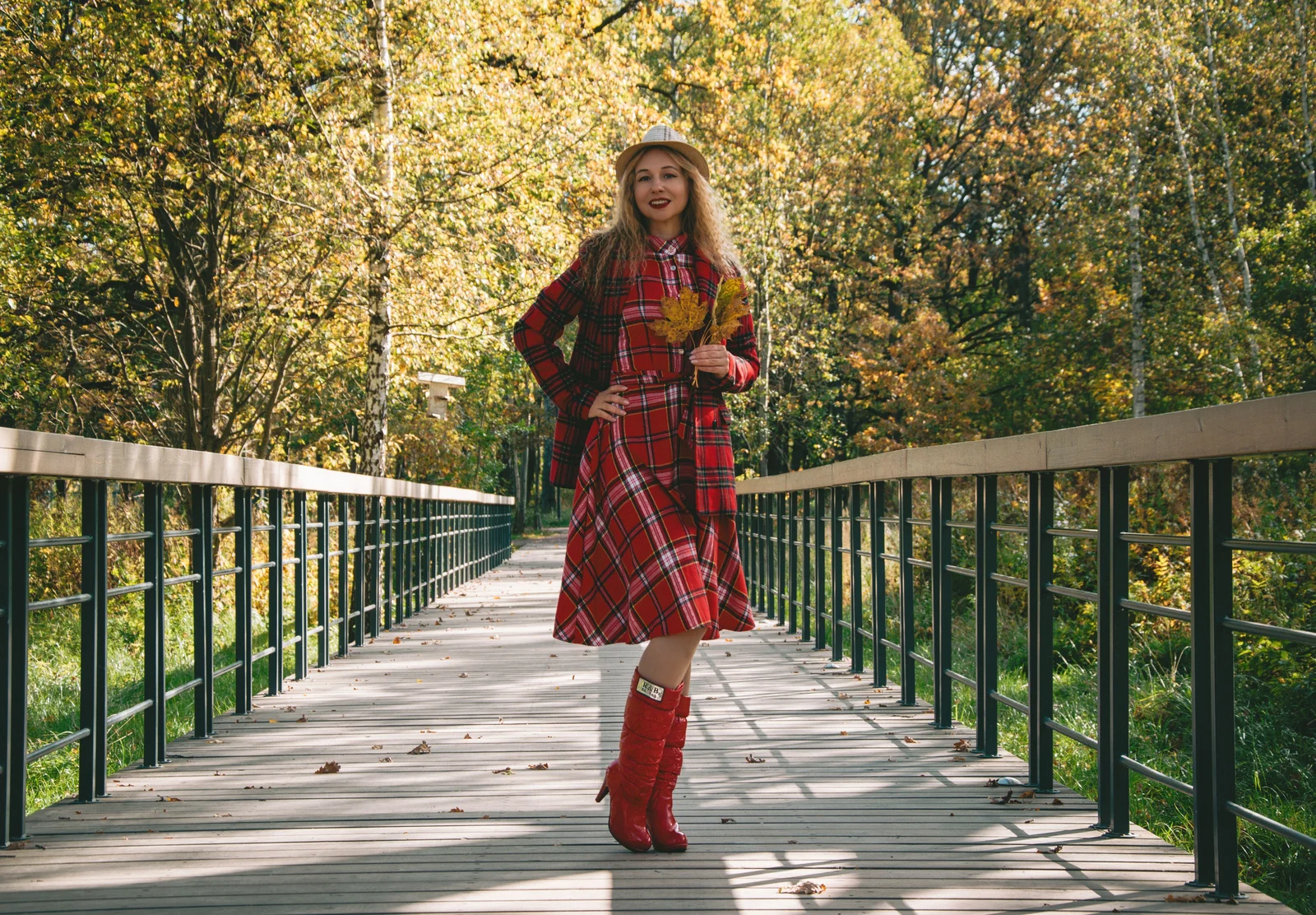 Invitée à un mariage en robe midi à motifs, extérieur d'automne, lumière chaude