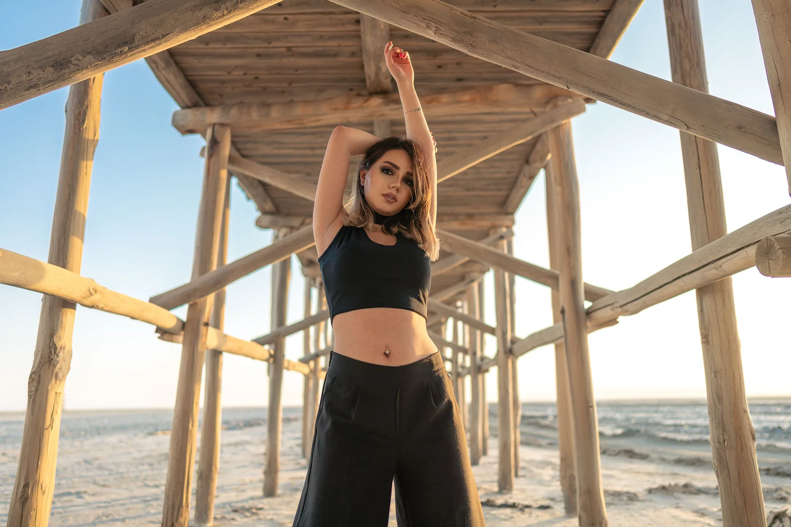 Femme avec haut court sur pantalon large fluide