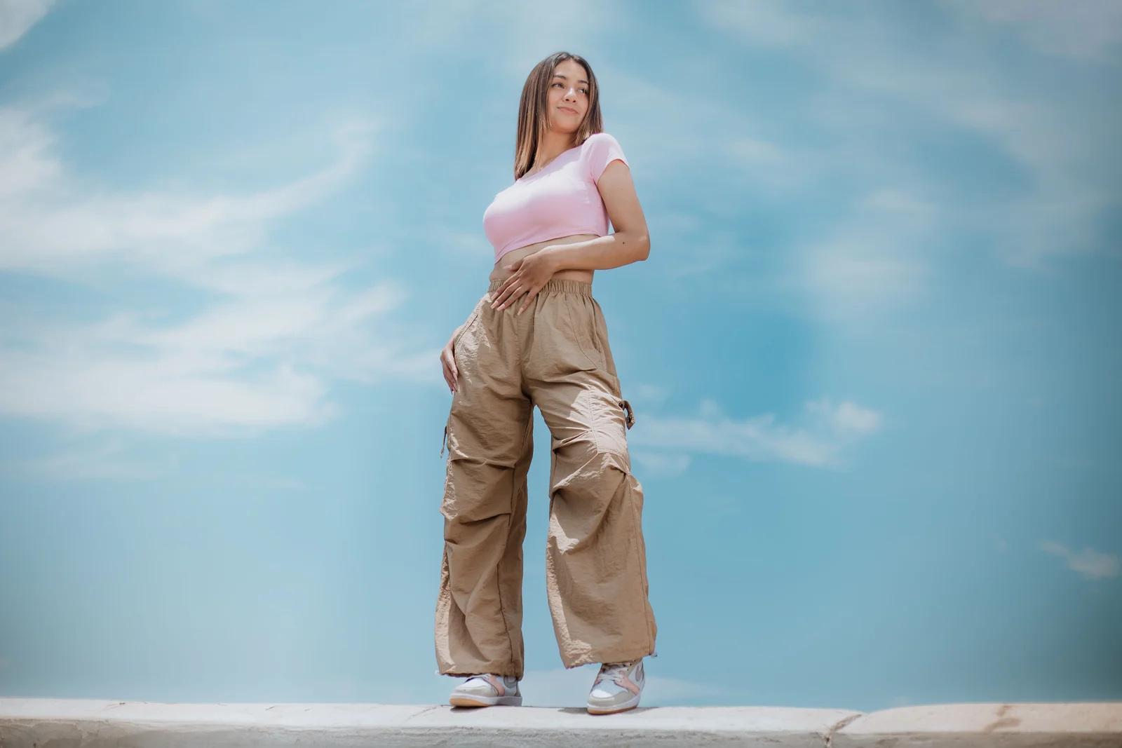 Silhouette entière d'une femme en pantalon large fluide