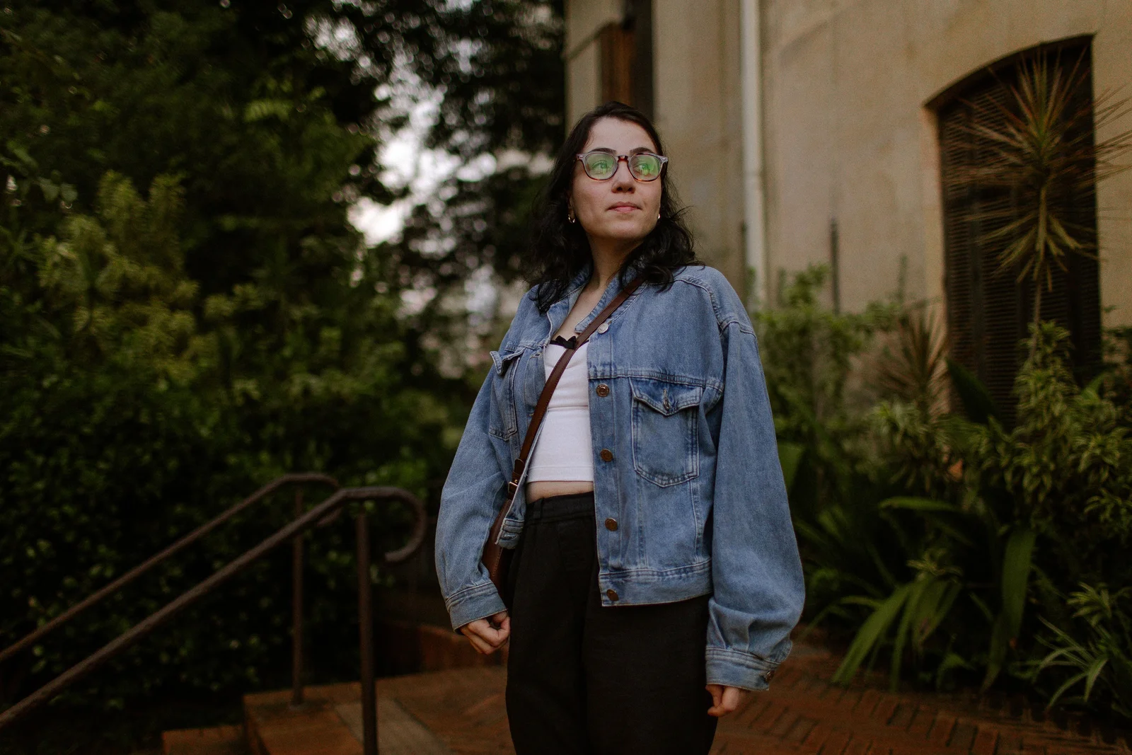 Femme portant une troisième pièce ouverte sur un T-shirt et un jean, allure de mi-saison