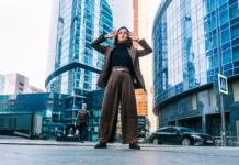 Comment porter un pantalon large quand on est petite sans écraser la silhouette