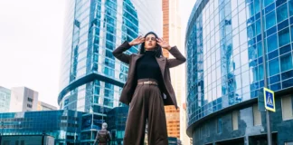 Comment porter un pantalon large quand on est petite sans écraser la silhouette
