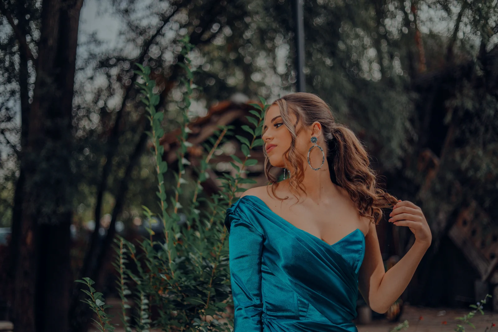 Robe bleue en satin à décolleté modéré, matière qui accroche la lumière