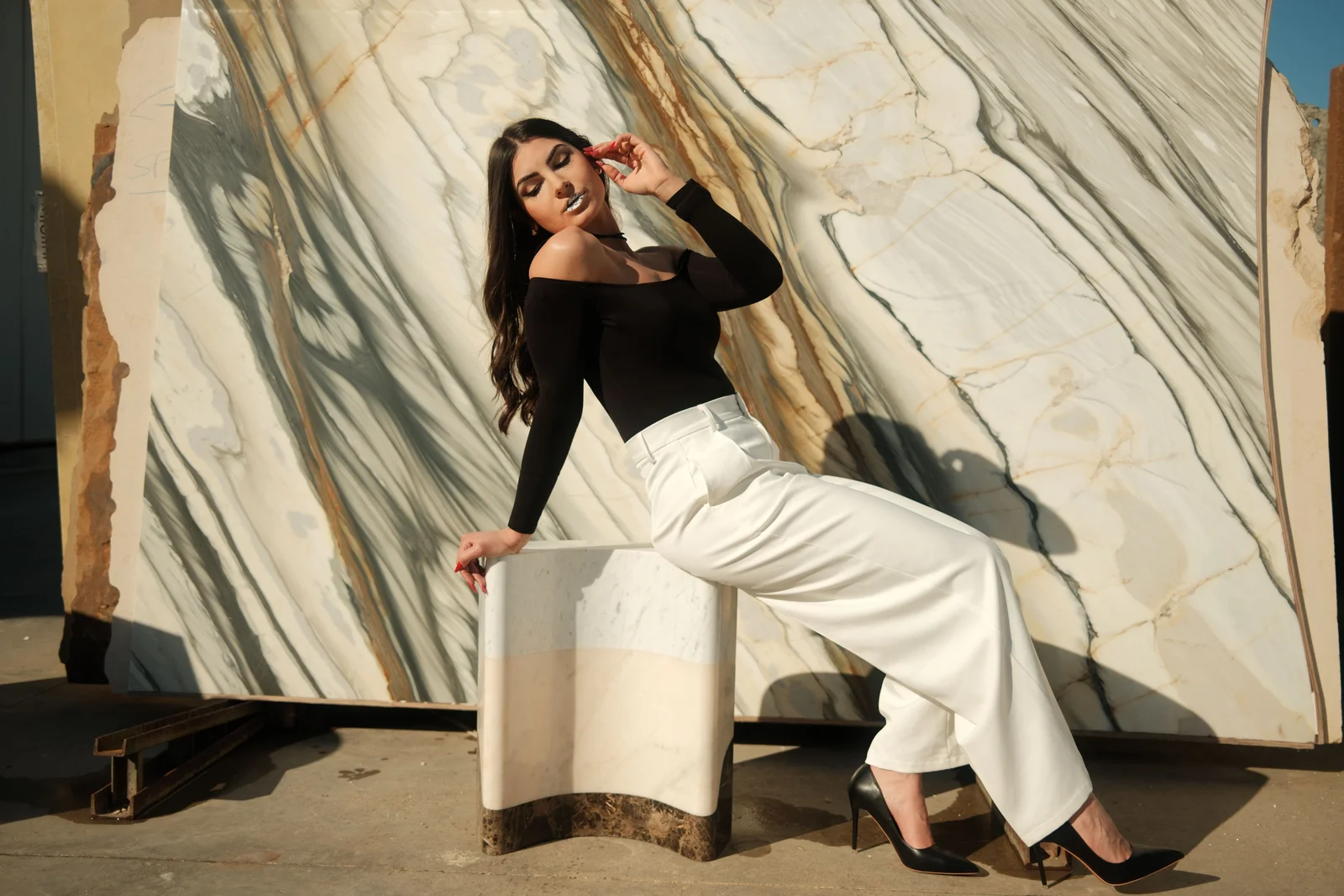 Pantalon large taille haute porté par une femme