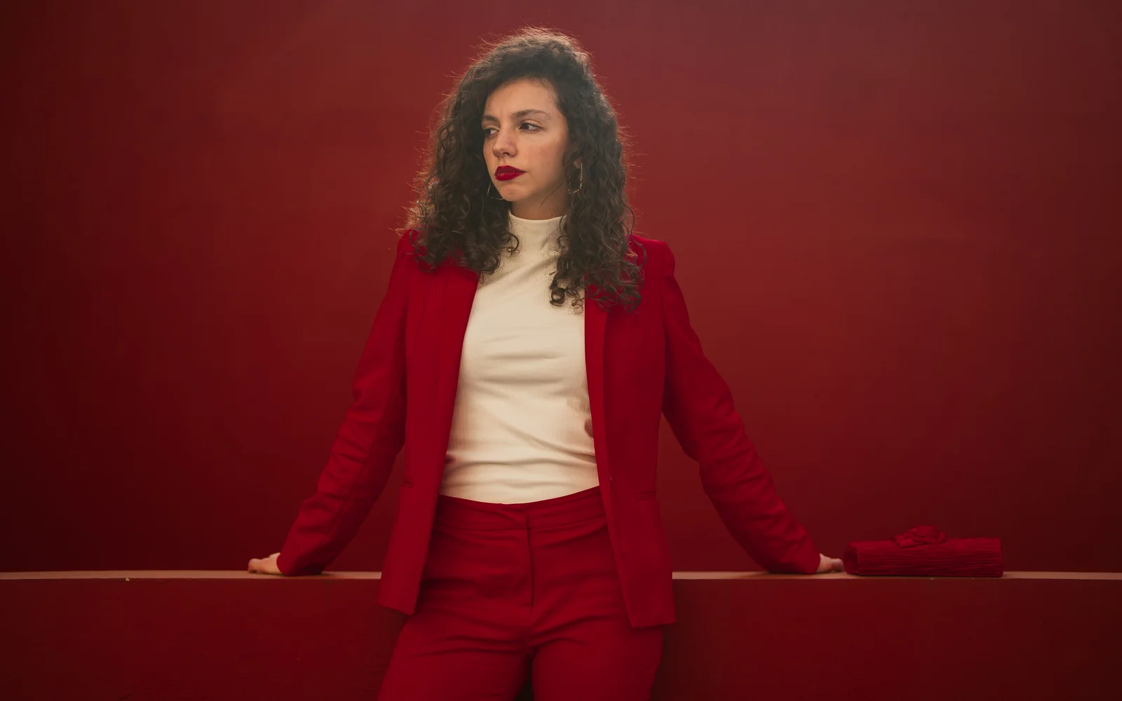 Silhouette en tailleur pantalon rouge, plan pied-tête, tenue habillée
