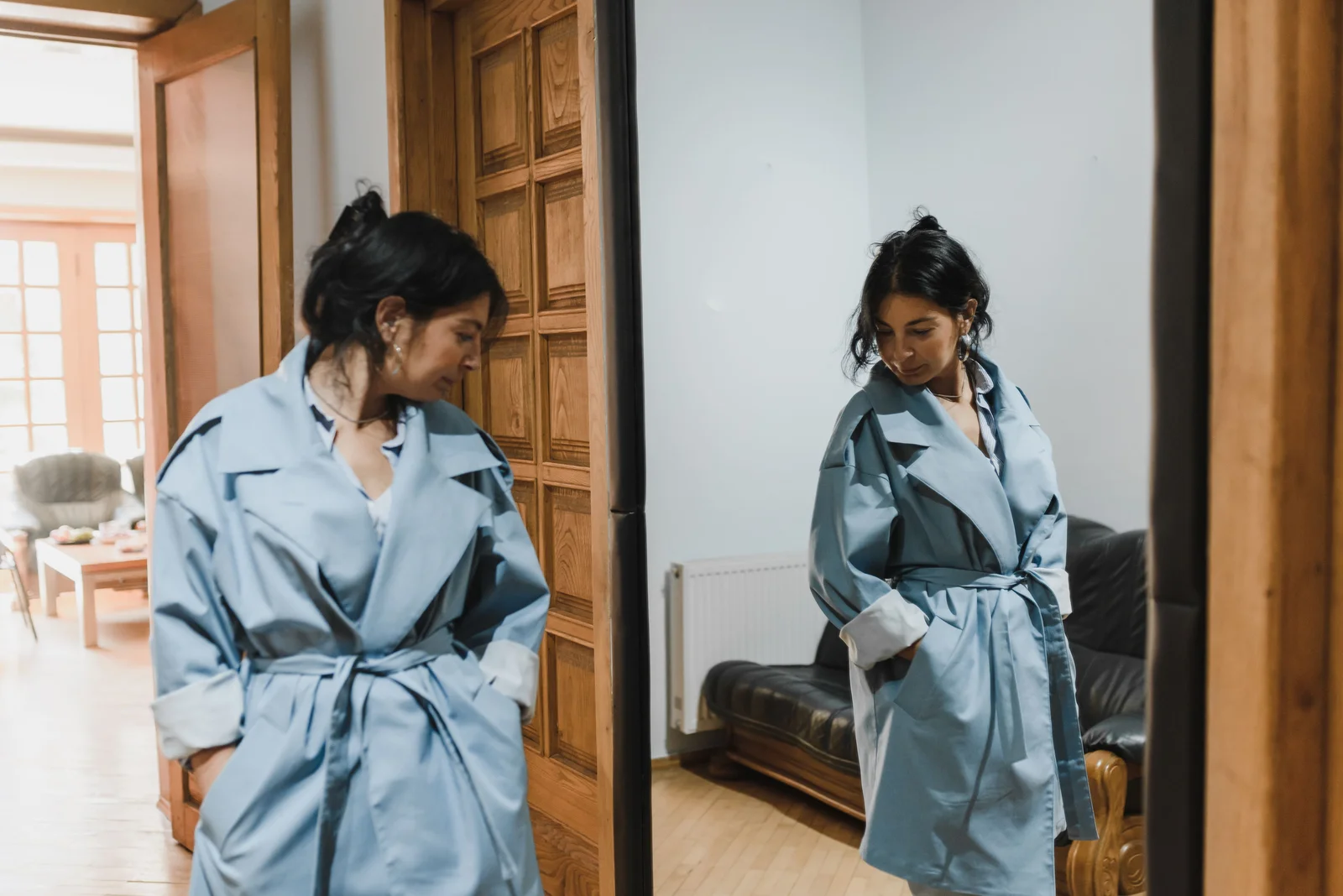 Femme portant un trench denim clair cintré à la taille par une ceinture nouée