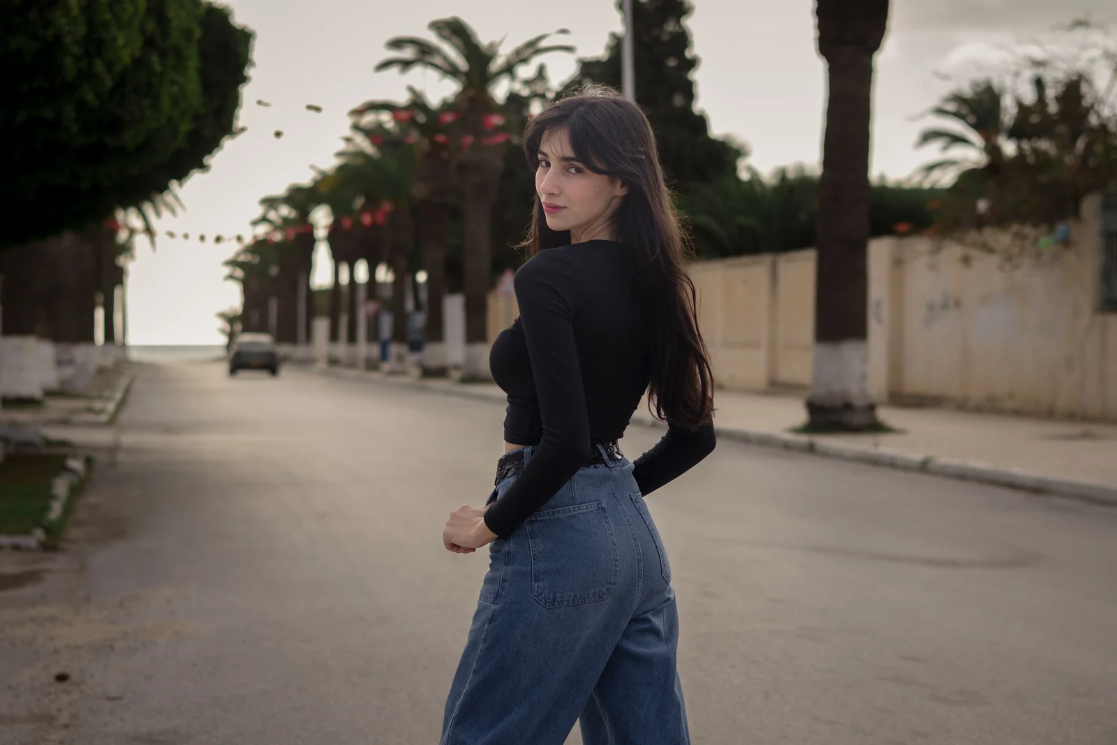 Jean coupe droite porté par une femme en pied
