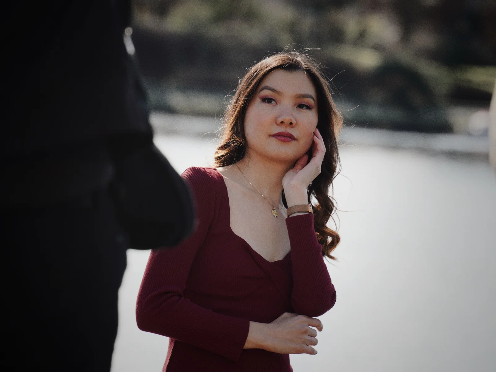 Robe bordeaux à manches longues en matière lourde, portrait d'invitée pour un mariage d'automne